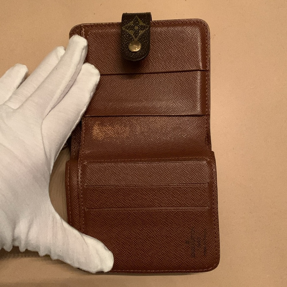 SOLD - Authentic LOUIS VUITTON Compact Zip Bi-Fold Monogram Wallet - Picture 4 of 15